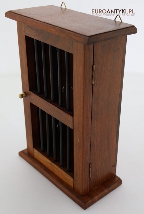 Drewniana szafka na klucze z drugiej połowy XX wieku – elegancja i funkcjonalność