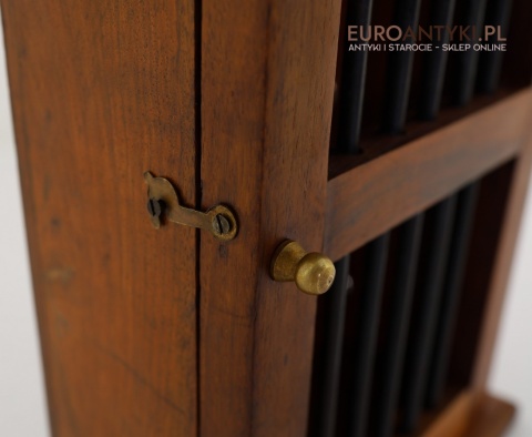 Drewniana szafka na klucze z drugiej połowy XX wieku – elegancja i funkcjonalność