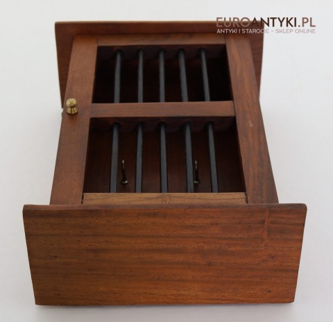 Drewniana szafka na klucze z drugiej połowy XX wieku – elegancja i funkcjonalność
