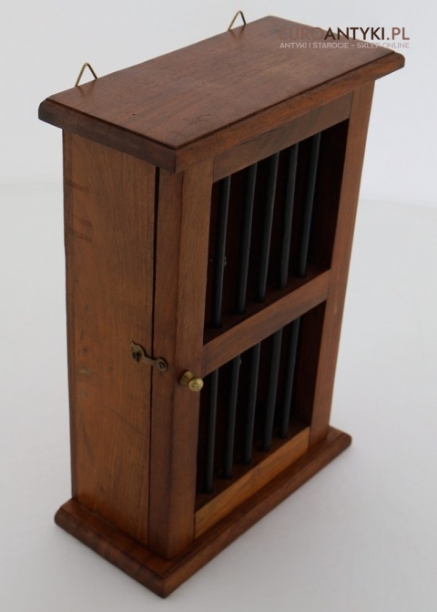 Drewniana szafka na klucze z drugiej połowy XX wieku – elegancja i funkcjonalność