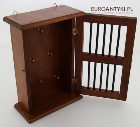 Drewniana szafka na klucze z drugiej połowy XX wieku – elegancja i funkcjonalność
