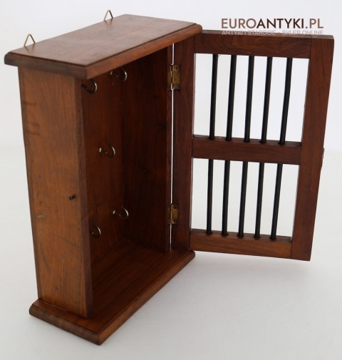 Drewniana szafka na klucze z drugiej połowy XX wieku – elegancja i funkcjonalność