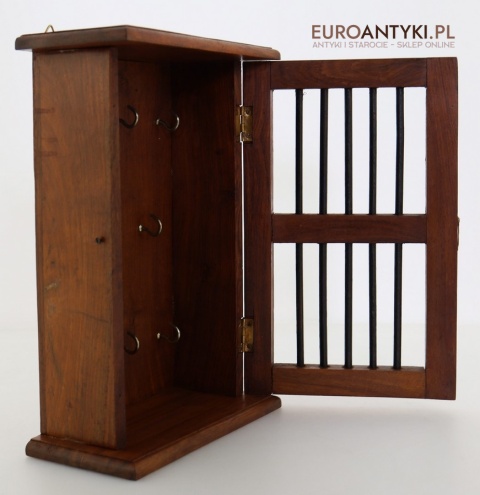 Drewniana szafka na klucze z drugiej połowy XX wieku – elegancja i funkcjonalność