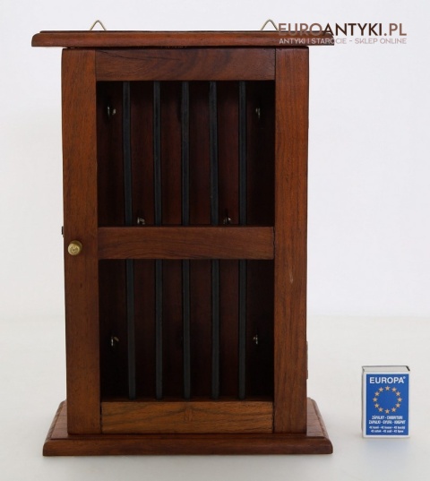 Drewniana szafka na klucze z drugiej połowy XX wieku – elegancja i funkcjonalność