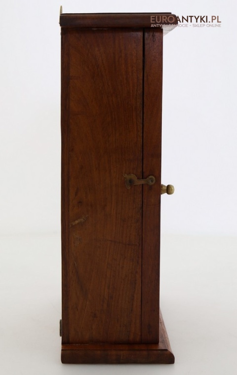 Drewniana szafka na klucze z drugiej połowy XX wieku – elegancja i funkcjonalność