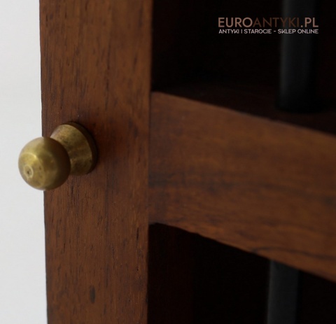 Drewniana szafka na klucze z drugiej połowy XX wieku – elegancja i funkcjonalność