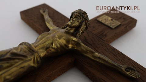 krzyż vintage z napisem inri z bliska