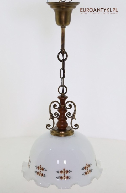 wiejska lampa sufitowa z białym kloszem folk