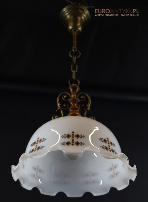 rustykalna lampa sufitowa z białym kloszem folk