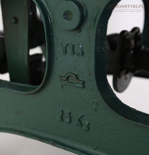 detal oznaczenia tta na żeliwnej wadze