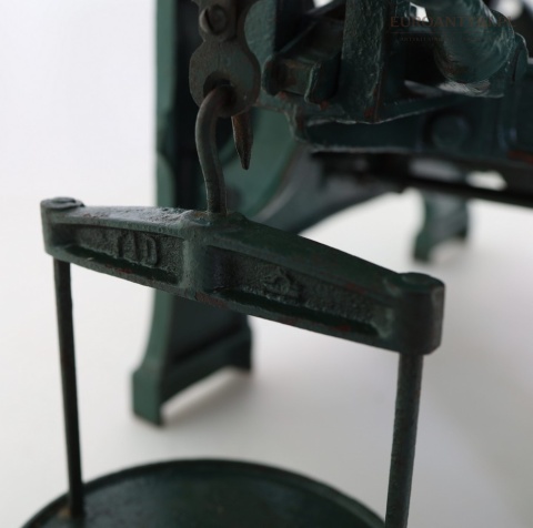 retro vintage waga platformowa na tle białym