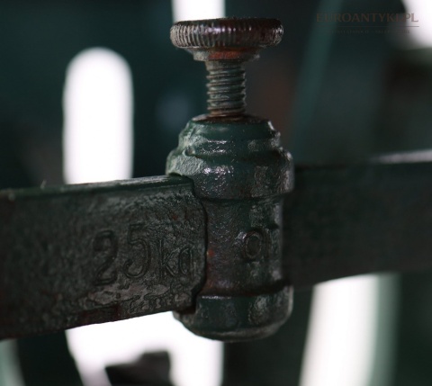 masywna waga żeliwna do dekoracji industrial