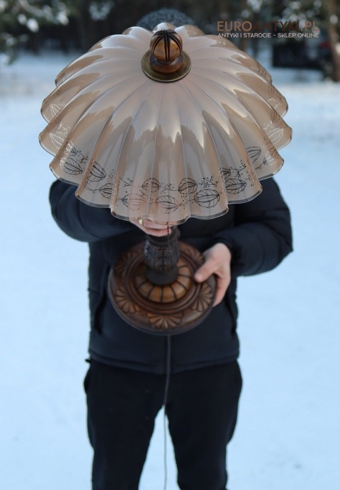 eklektyczne oświetlenie stołowe vintage drewno i mosiądz