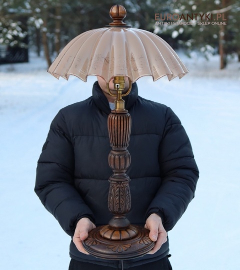 eklektyczna lampa stołowa z ciężką szeroką podstawą