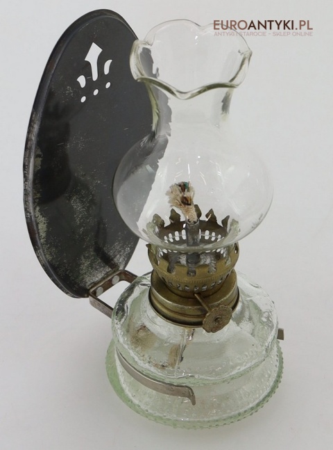 malutka lampka naftowa z metalowym reflektorem