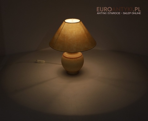 nostalgiczna rustykalna lampka stołowa vintage w ciepłym tonie