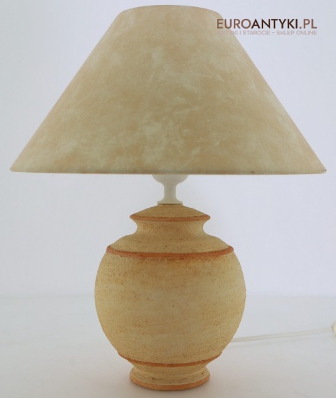 nostalgiczna lampka stołowa retro z epoki beżowy abażur