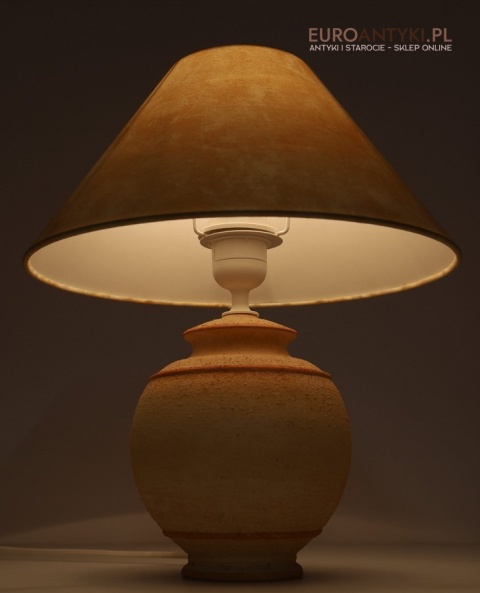 ciepły ton światła, rustykalna lampka vintage na komodę