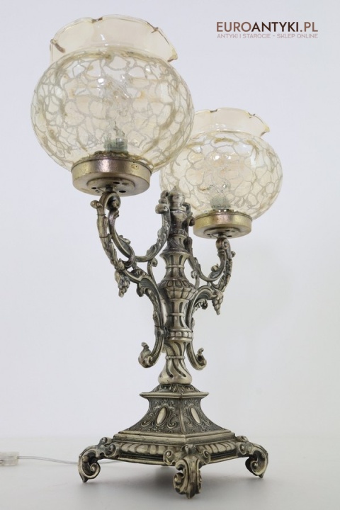 pałacowa lampa stołowa srebrna