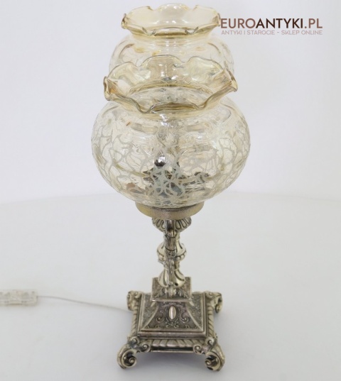 srebrna ozdobna lampa biurkowa vintage