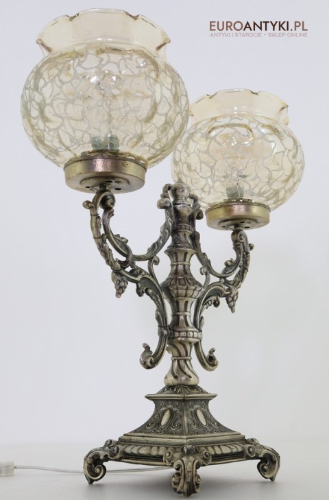 srebrna lampa stołowa w stylu pałacowym