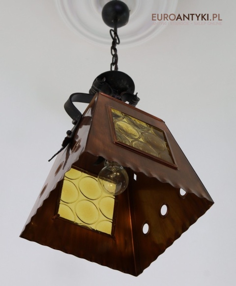 starodawna lampa miedziana z epoki z witrażowymi szybkami
