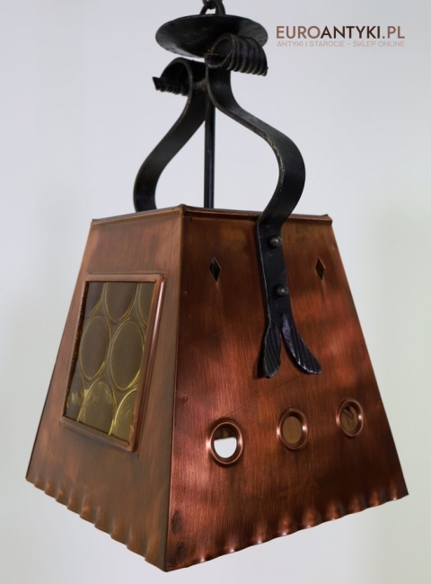 dekoracyjna lampa wisząca z otworami rzucająca wzory na ścianę