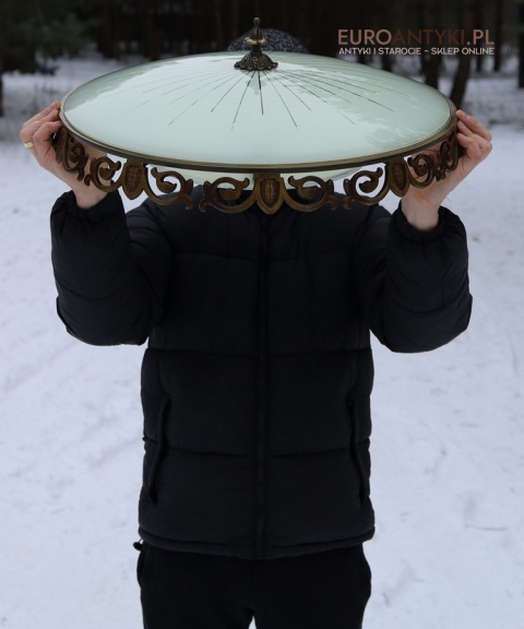 dekoracyjny plafon vintage z masywnymi odlewami