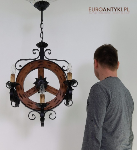 rustykalny żyrandol koło vintage z epoki
