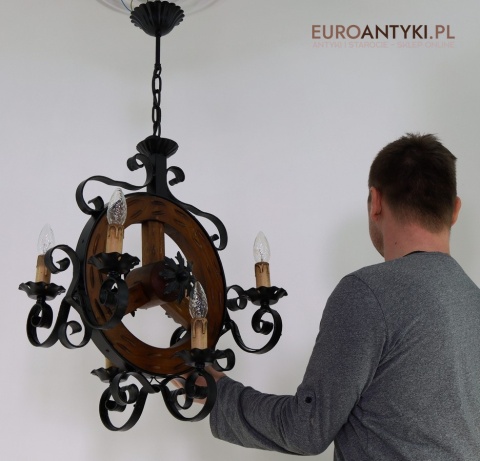 klasyczny żyrandol country vintage