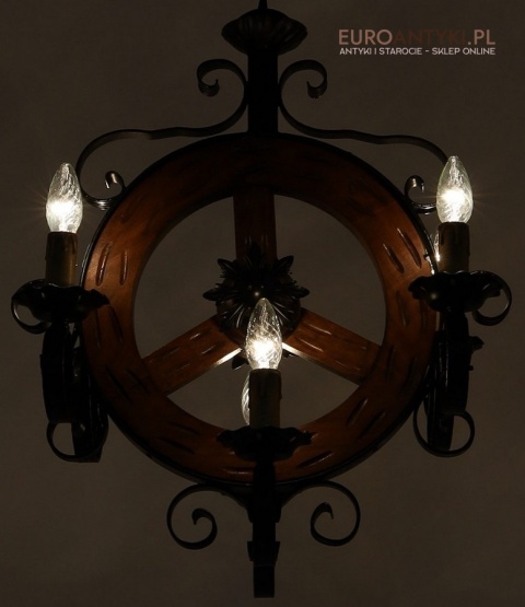 lampa sufitowa koło rustykalne z epoki
