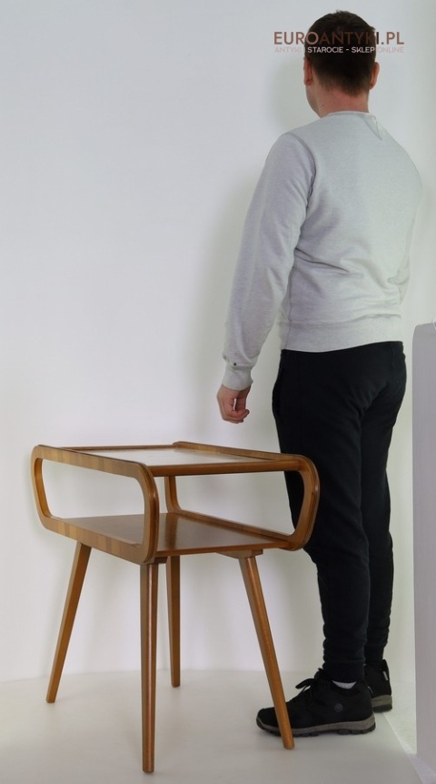 stolik vintage z motywem kwiatowym na ceramice