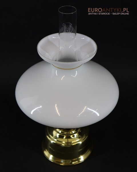 lampa naftowa stołowa z białym kloszem