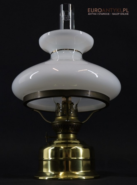 retro lampa naftowa użytkowa na blackout godzina w