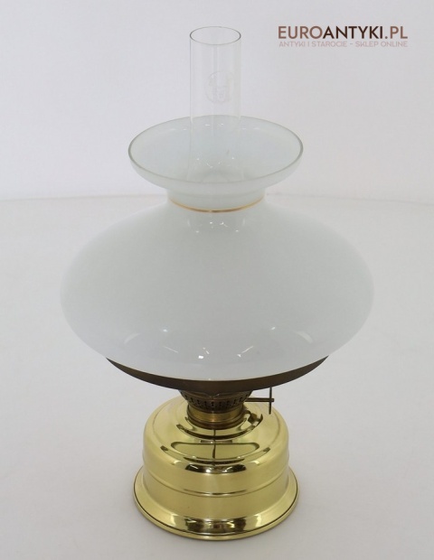 stara lampa naftowa użytkowa na blackout godzina w