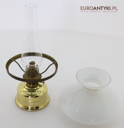 vintage lampa naftowa użytkowa na blackout godzina w