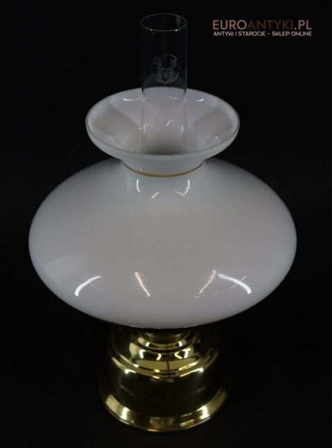 lampa naftowa z epoki dekoracyjna i praktyczna