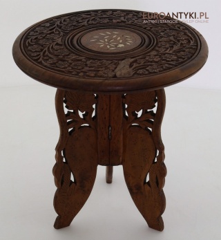 Mini stoliczek, malutki kwietnik eklektyczny z drewna – rzeźbiony stojaczek z intarsją