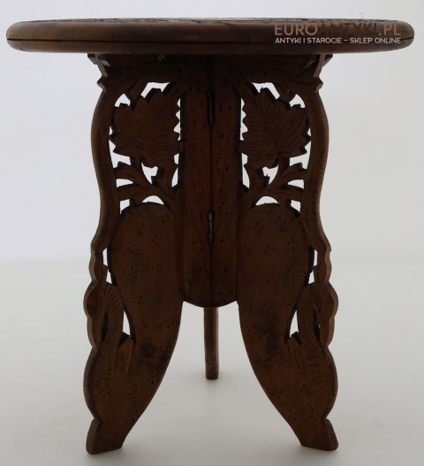 dekoracyjny mini stolik vintage z ażurowymi liśćmi