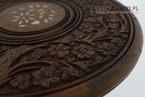 mini stolik z epoki ornament roślinny na blacie