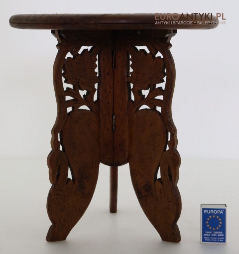 mały stoliczek retro vintage trzy nogi zdobione