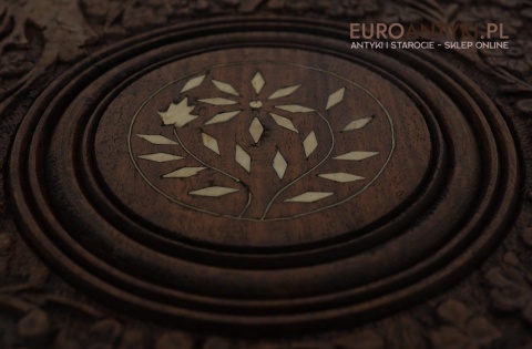 mini stoliczek retro vintage trzy nogi zdobione