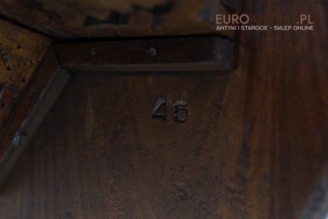 antyczny stoliczek drewniany z intarsją jasną