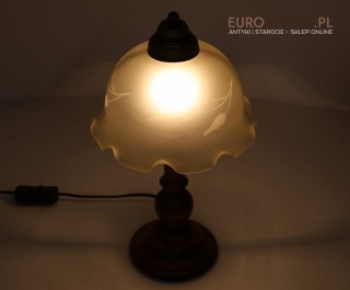 Rustykalna lampka stołowa retro – dębowe drewno i florystyczny szklany klosz