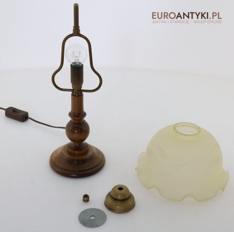 drewniana lampka stołowa retro na komodę