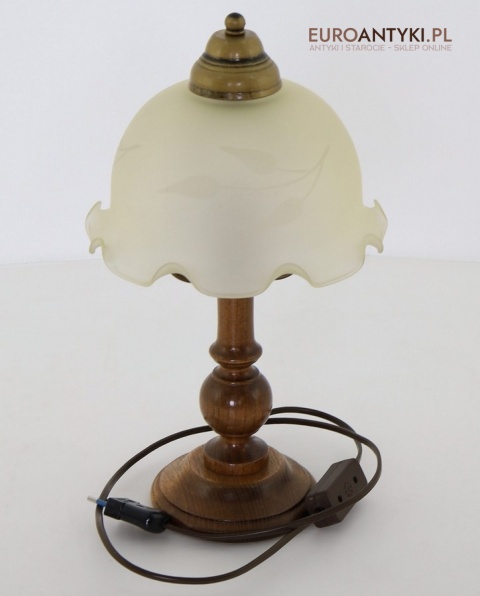 klasyczna lampka stołowa vintage do sypialni