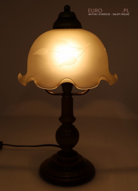 drewniana lampka stołowa retro do sypialni