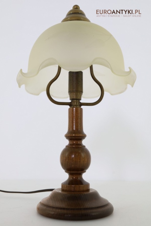 rustykalne oświetlenie stołowe z dawnych lat