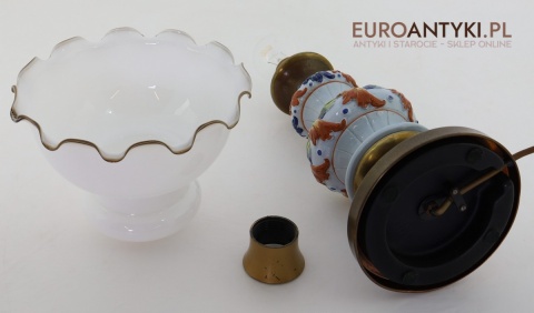 stylowa lampa stołowa z dawnych lat opalina