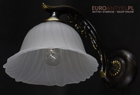 nostalgiczny kinkiet vintage z mlecznym kloszem e27